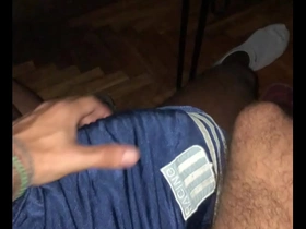 Pajeando al negro de terrible pija en casa