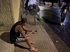 Um carioca comendo o cu guloso de um mineiro em um dia de chuva