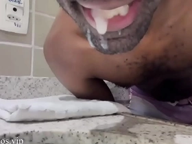 Hétero aceita moral pra ganhar boquete de gay
