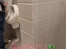 Novinho saiu da faculdade e foi na padaria . no banheiro deixou de mijar para receber um boquete . diário de banheirão (dia8) completo no red e subscrição