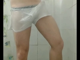 Mr. grey tomando banho de cueca branca
